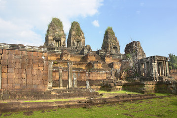 Pre Rup  -  a Hindu temple at Angkor, Cambodia.
 - obrazy, fototapety, plakaty