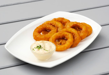 Fried calamari rings with sauce
