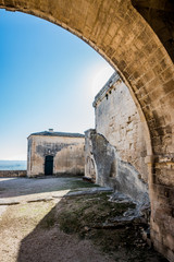 Fototapeta na wymiar Dans l'Abbaye de Montmajour près d'Arles