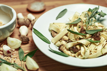 Spaghetti Artigianale mit Kr&auml;utersseitlingen und Salbei