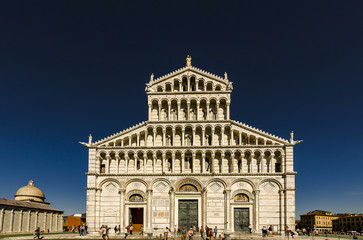 Fototapeta na wymiar Facciata del Duomo di Pisa - veduta frontale
