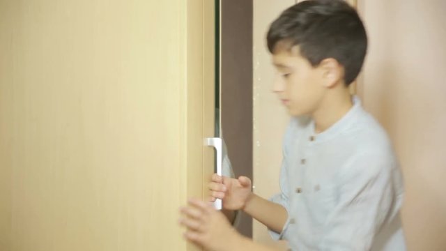 boy pulls out money from a purse parents. theft, teen