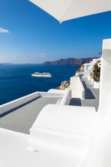 Fototapeta na wymiar Santorini, Grecja, Oia - Luksusowe Hotele i apartamenty z widokiem na morze
