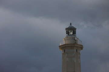 Lanterna di un faro illuminata dal sole