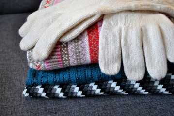 Fototapeta na wymiar Wełniane swetry i rękawiczki