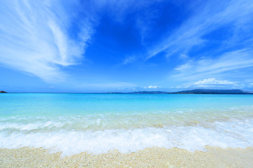 美しい沖縄のビーチと夏空