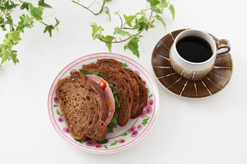 おいしそうなサンドイッチとコーヒー