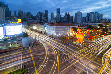 Naklejka premium Traffic Light Trails in Singapore Chinatown