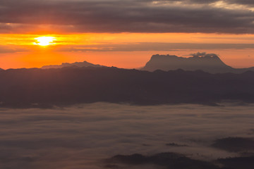 Obraz premium Sea Of Mist Z Doi Luang Chiang Dao, Zobacz formularz Doi Dam w Wian