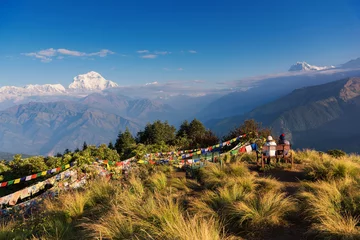 Crédence de cuisine en verre imprimé Dhaulagiri Couple watching the Mt. Dhaulagiri (8,172m) from Poonhill, Nepal.