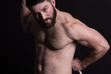 Fototapeta premium Piękny młody mężczyzna, brodaty, muskularny i seksowny, przystojny młody mężczyzna brodaty, muskularny i seksowny