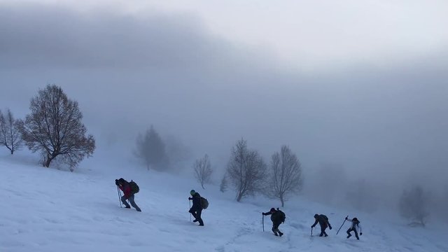 zirveye doğru y&uuml;r&uuml;y&uuml;ş yapan dağcılar