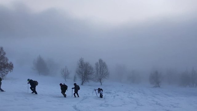 azimli ve kararlı ekibin sisli dağlarda y&uuml;r&uuml;y&uuml;ş&uuml;