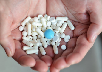 Таблетки в руках.