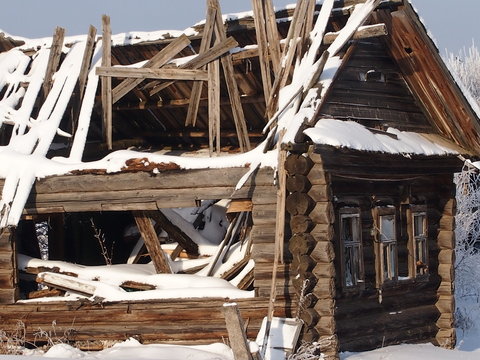 разрушенный дом на окраине деревни покинутый своими хозяевами