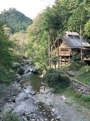 日本の自然、川と山小屋