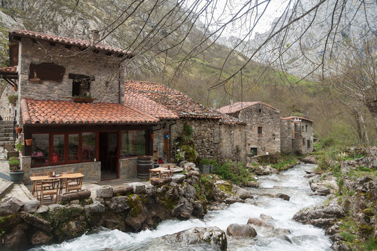 Bridge over the river in Bulnes