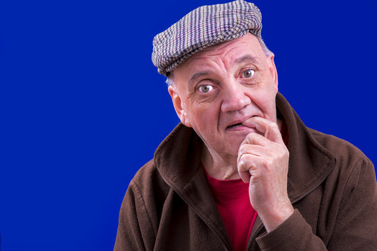 portrait homme qui a des remords sur fond bleu