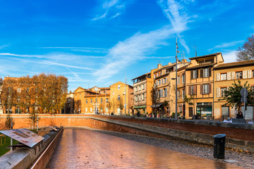Fototapeta na wymiar Place de la Daurade à Toulouse en Midi-Pyrénées, Occitanie en France