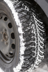 winterreifen am auto im schnee / winter