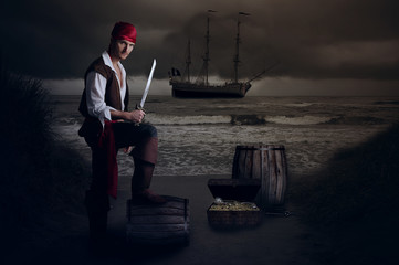 Jeune pirate posant le pied sur un tonneau 