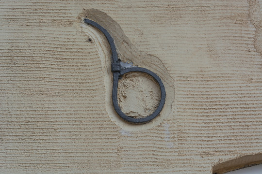 Rostiger antiker Wandanker
