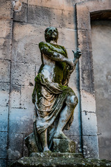 Statue dans le cloitre de l'Église Sainte-Trophine à Arles