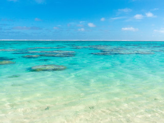 Sandstrand mit blauen klarem Wasser auf Rarotonga