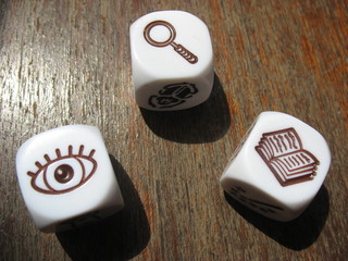 Разбросанные кубики-символы на столе