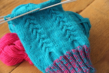 Blaue Strümpfe stricken