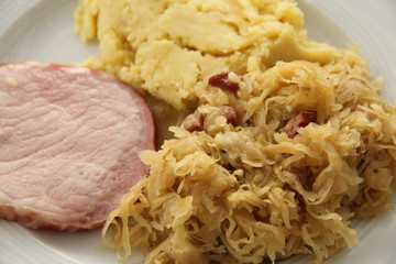 Rippchen mit Sauerkraut und Püree
