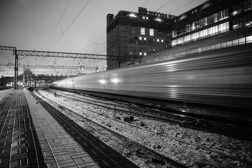 Papier Peint photo Lavable Noir et blanc Photo en noir et blanc le train la nuit sur la gare de longue exposition