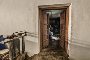 offene tuere in verlassenen haus