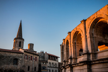 Les arènes d'Arles et le collège Saint Charles