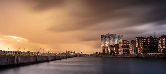 Hafenstadt Hamburg und die Elbphilharmonie © denisgraphy