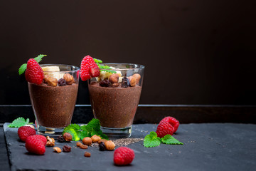 Chia Samen Pudding zubereitet mit Schokolade Soja Milch (Salvia hispanica) 