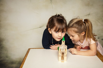 Naklejka premium Kinder spielen zufrieden