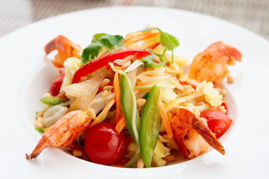 Prawn appetizer with cabbage, bell peppers and tomatoes