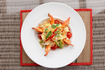 Prawn appetizer with cabbage, bell peppers and tomatoes