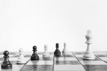 Scacchi fotografati su una scacchiera