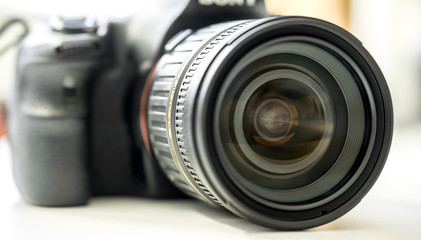 Spiegelreflexkamera mit Objektiv im Close-Up - obrazy, fototapety, plakaty