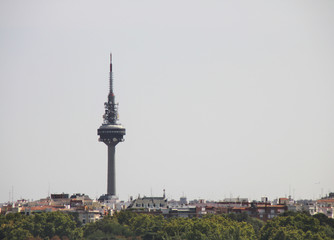 Obraz premium Telecommunications tower on white sky background