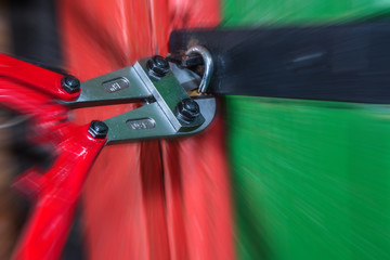 Ein Einbrecher versucht mit einem Bolzenschneider das Vorhängeschloss an einer Gartenlaube...