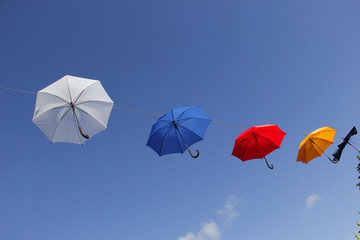 Regenschirme am blauen Himmel