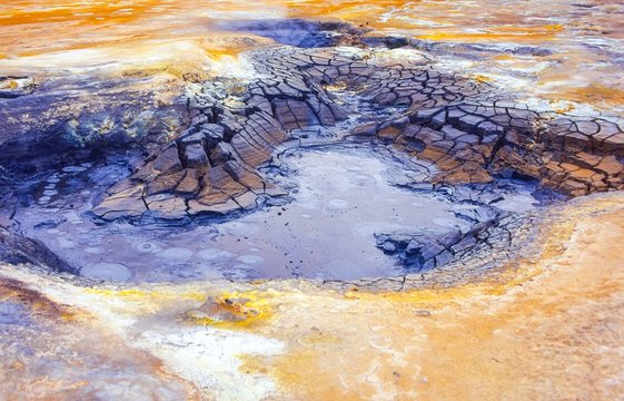 Kochender Schlammtopfe/ Schlammquelle/ Schlammvulkan im Hochtemperaturgebiet Hverar&ouml;nd/ Hverir/ Namaskard/ N&aacute;maskar&eth;, Nor&eth;urland eystra, Island 