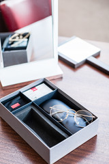 Brille in Geschenkbox verpackt beim Optiker