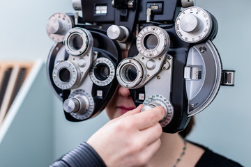 Frau bei Optiker oder Arzt hat Sehstärke Untersuchung  - obrazy, fototapety, plakaty