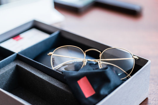 Brille in Geschenkbox verpackt beim Optiker