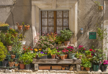 Fototapeta na wymiar Blumenfenster in Saint-Saturnin-lès-Apt, Provence, Frankreich