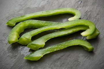 poivrons vert sur ardoise